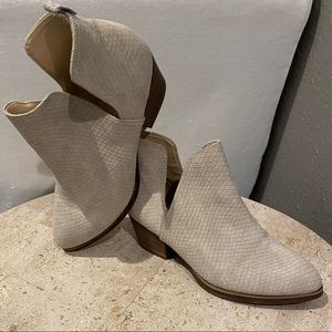 Light gray sz 6.5 booties brand new!